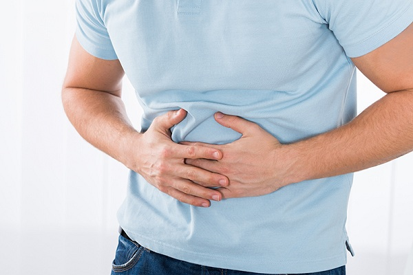 Người bệnh thường xuyên đau bụng vùng thượng vị do thừa axit dạ dày gây ra