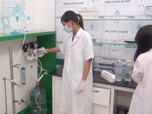 Chuyên gia nước Enterbuy thử nghiệm mẫu nước khi đánh giá độ cứng