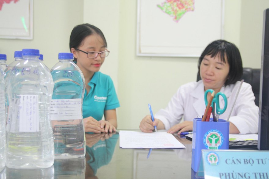 Chuyên gia nước Enterbuy kiểm tra mẫu nước trước khi đọc chỉ số TDS