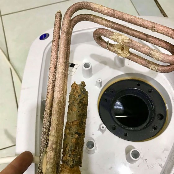 Thanh đun bình nóng lạnh bám cặn do nước cứng